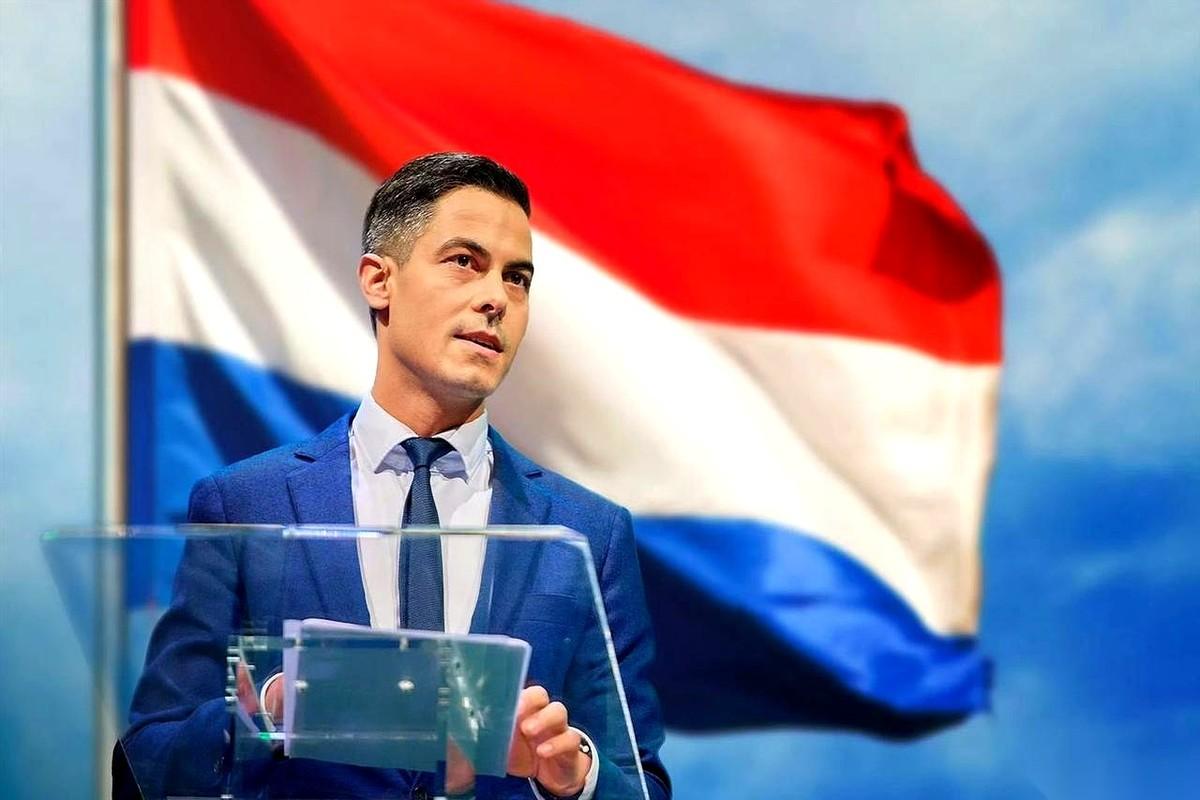 荷兰新首相罗布·杰滕上任第一天，连王宫正门都没进去。
他和他的内阁成员们，西装革