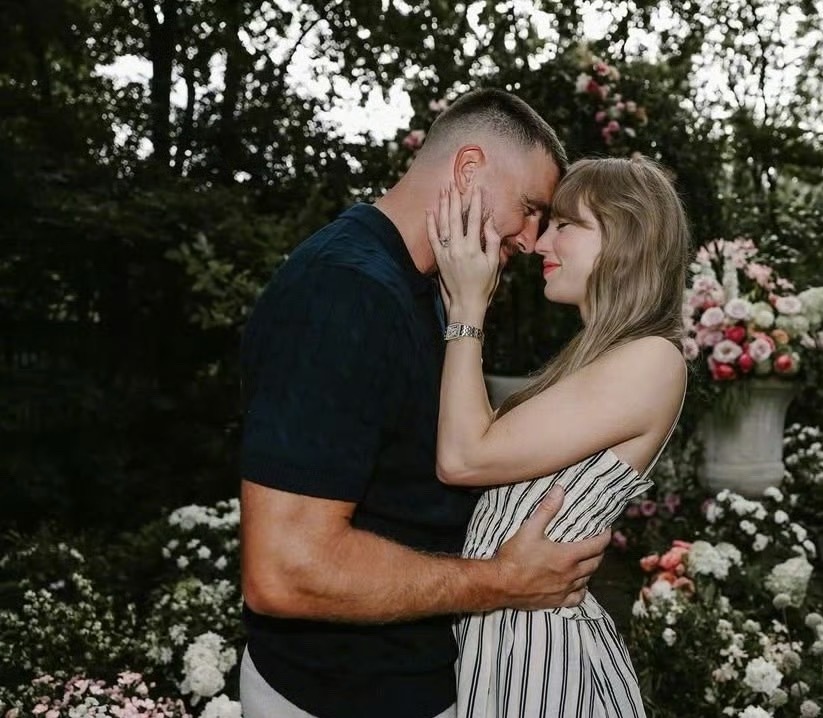 恭喜霉霉和男友Travis Kelce官宣订婚喜迅TaylorSwift：连衣裙