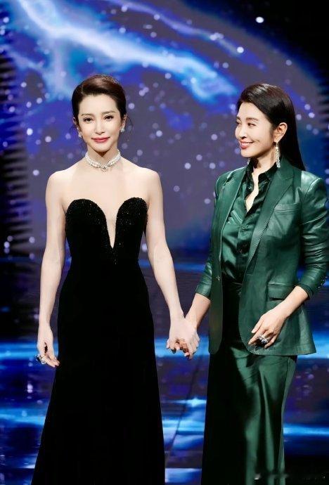 李冰冰说来生绝不和妹妹一起工作近日，李冰冰在访谈中一句 “来生绝不和妹妹一起工作