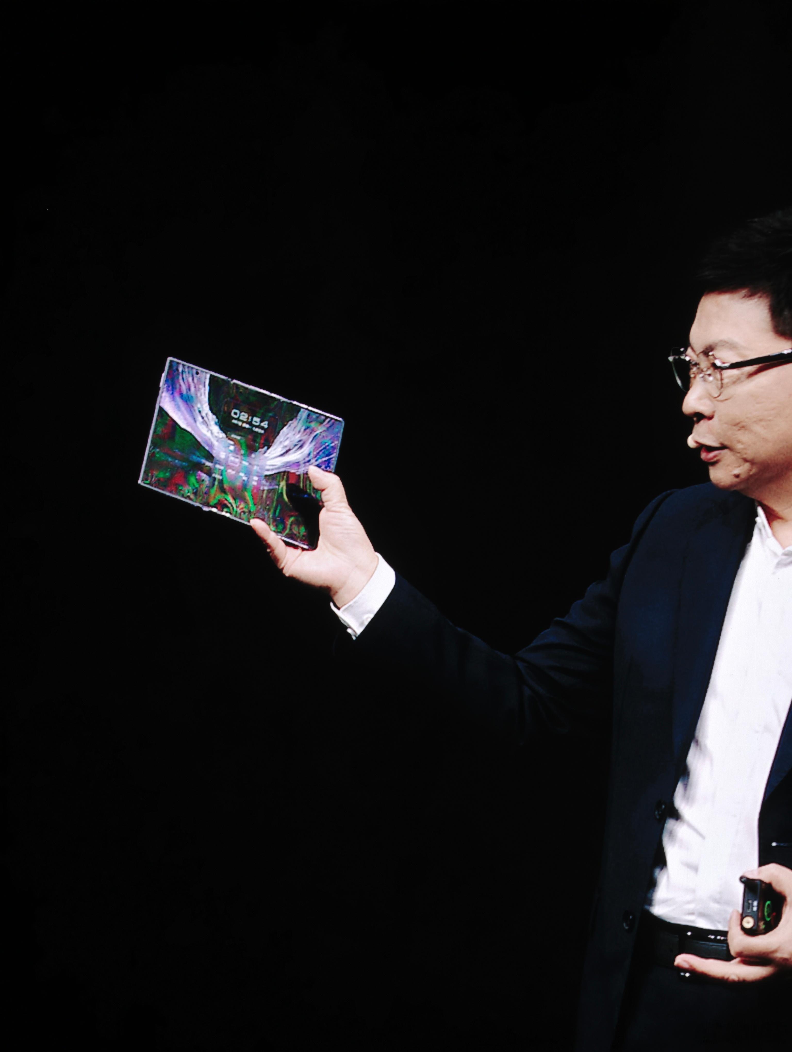 华为MateXT2 首发搭载麒麟 9050 Pro，首款采用逻辑折叠技术的高性能