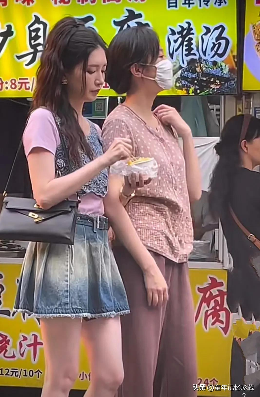 江疏影在四川温江拍戏，在美食一条街上，江疏影造型十分漂亮时尚，轻挽头发，粉色体恤