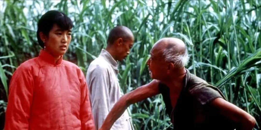 1987年，张艺谋筹拍《红高粱》，女主选了“丰乳肥臀”的史可。可巩俐也想出演，于