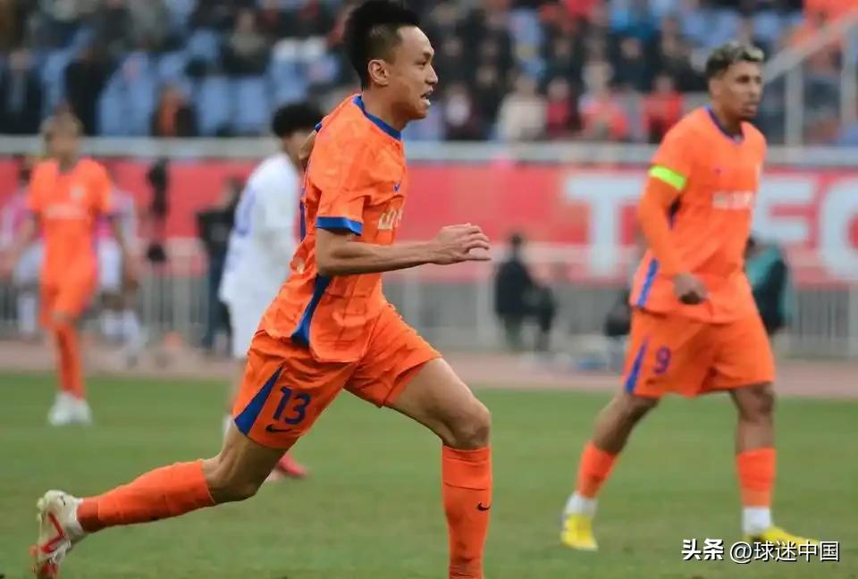 2026年3月14日，济南奥体中心，张弛的退役仪式即将开始。看台上，球迷们打出了