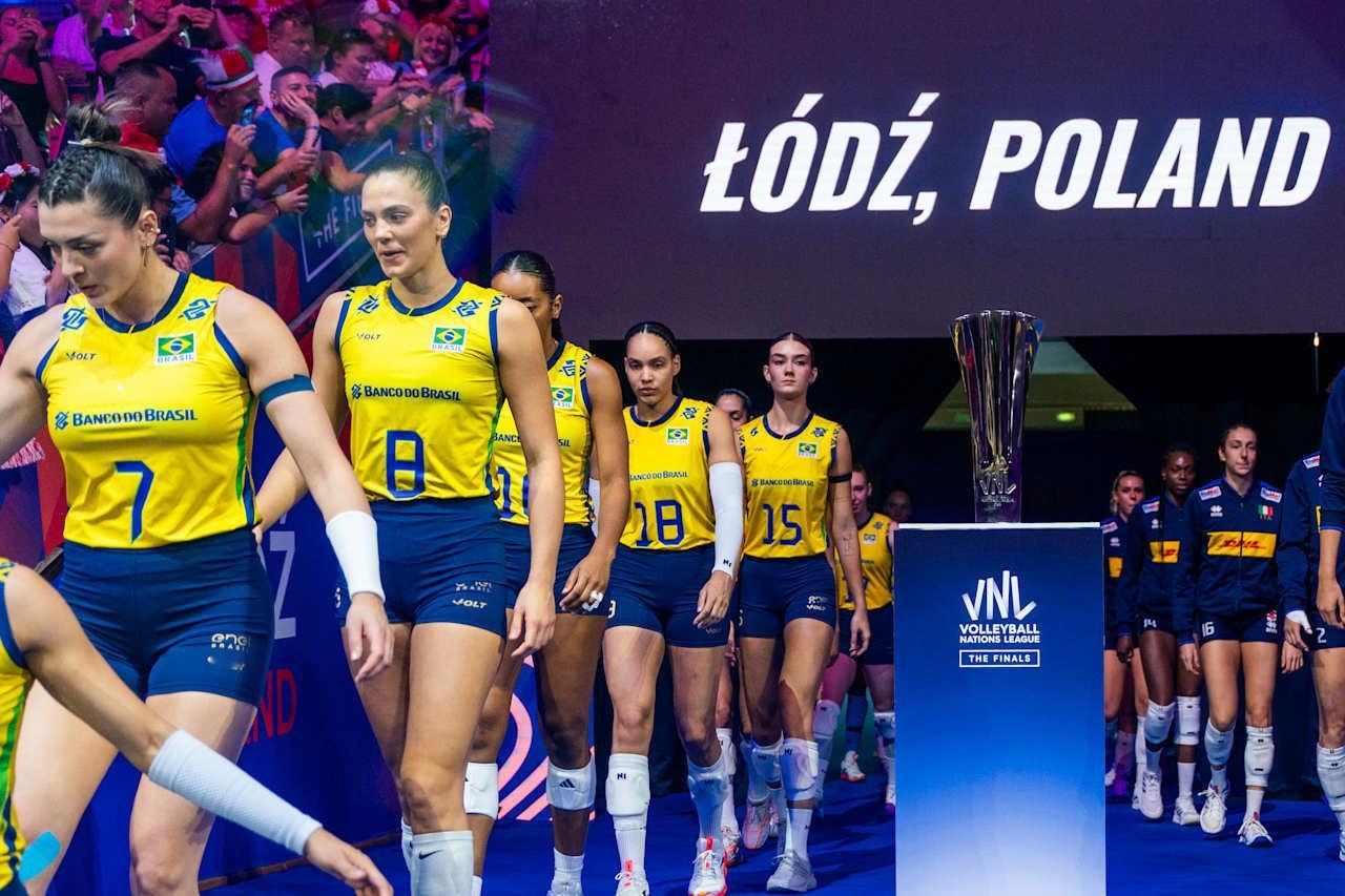 巴西🇧🇷女排25-22意大利🇮🇹女排，先拿下第一局[yeah]巴西🇧?