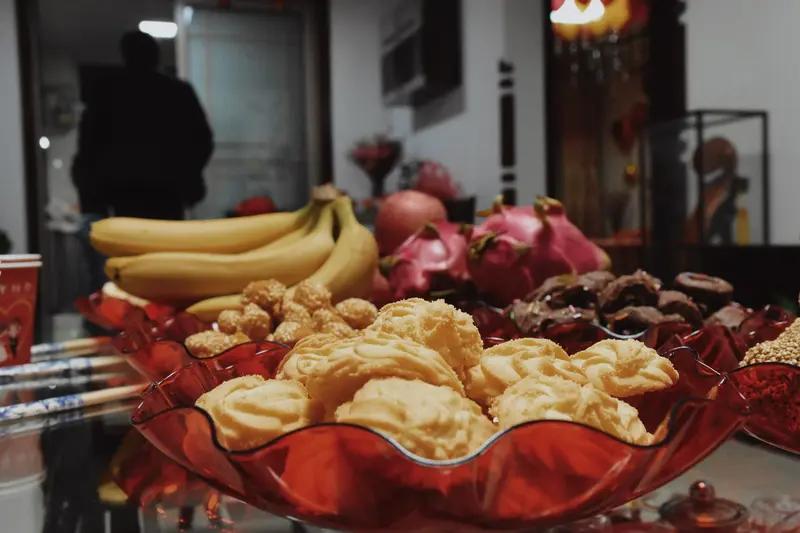 大年初一拜年可太讲究了。按照老理儿，得遵循“先内后外、先长后幼”，起床先在家祭拜