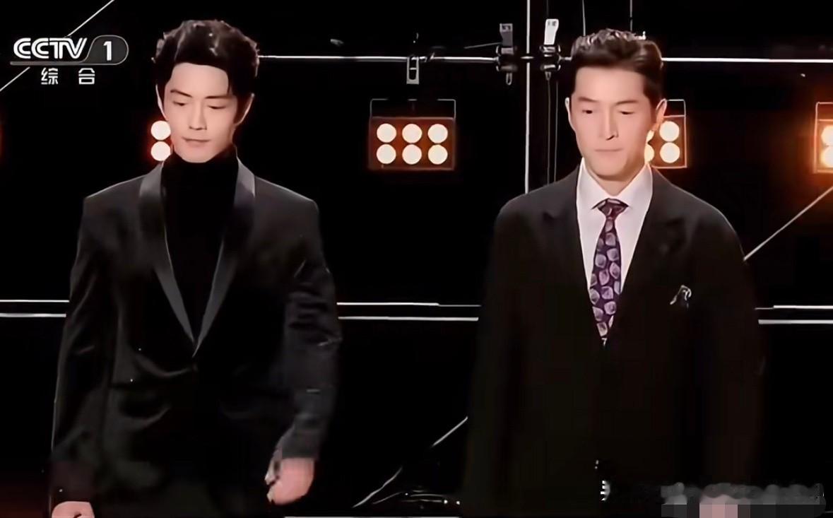 胡歌这几天大概在盯着票房数字发愁。

他为《三滴血》瘦了十五斤，提前三个月跟着刑