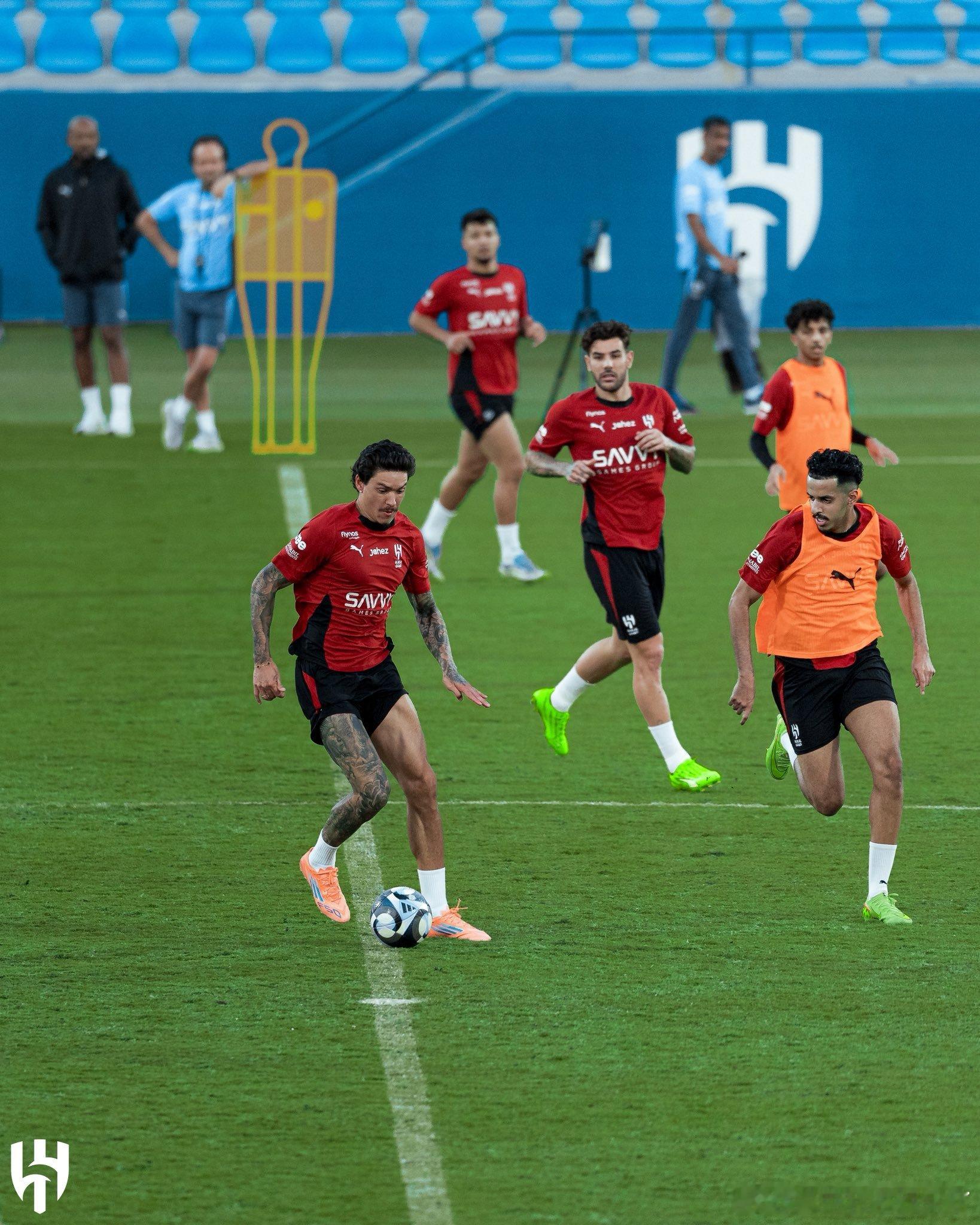 刚刚伤愈的努涅斯开始参加部分球队的训练了 