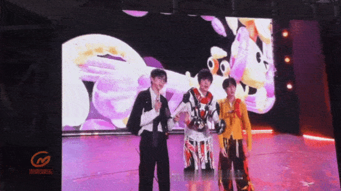 聂玮辰陈思罕双人镜头 看这聂玮辰陈思罕双人镜头！舞台上少年朝气蓬勃，互动又甜又有