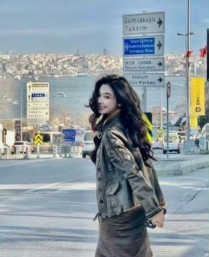 网友吐槽易梦玲把大都市拍成小县城，结果P图后瞬间变高大上了 