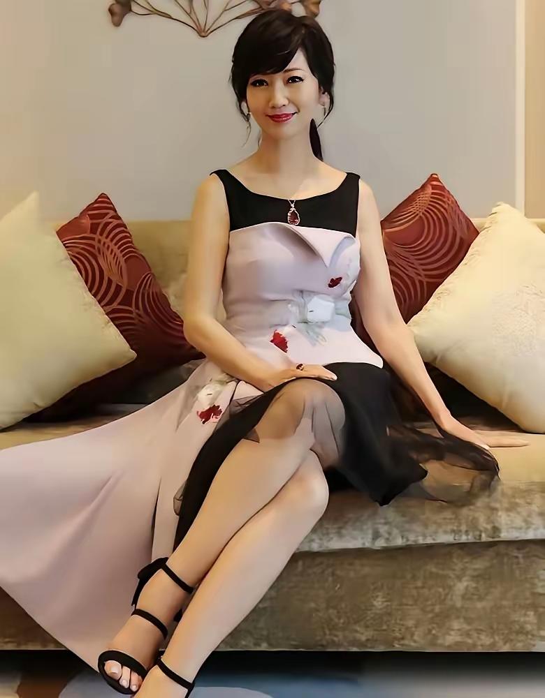 年过七旬，依旧偏爱精致少女风穿搭，状态轻盈优雅。
不少人感慨，也有人提出疑问：也