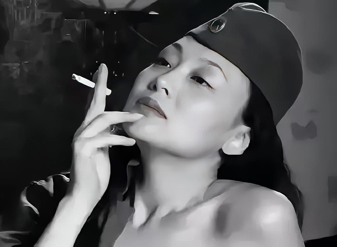 1956年，毛人凤卧病在床，妻子向影心端着一碗药走到床前，对毛人凤说：“喝了这碗