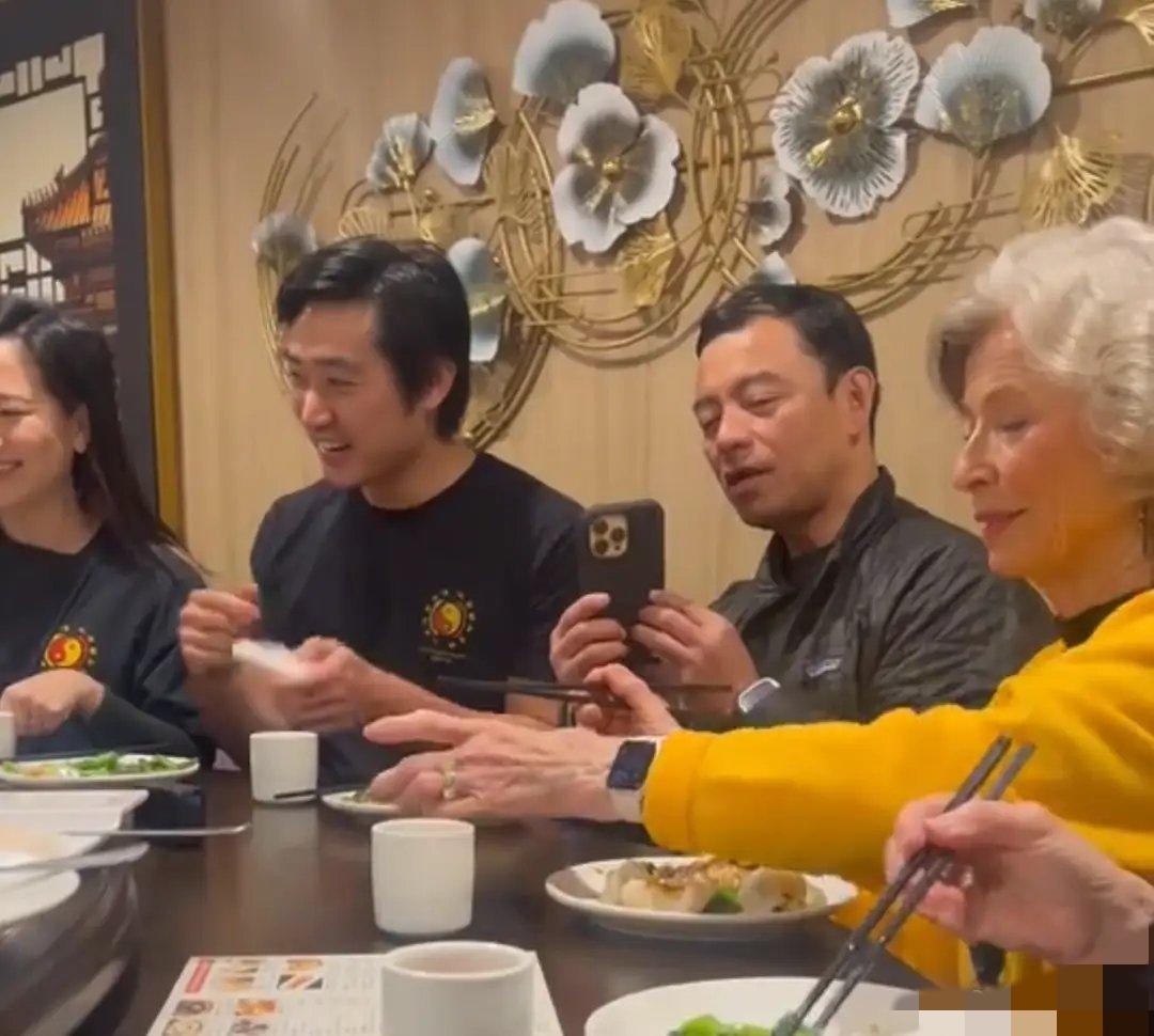 81岁琳达近况曝光，看着真的挺感慨
 
刷到李小龙遗孀琳达的近况，真的挺感慨的，