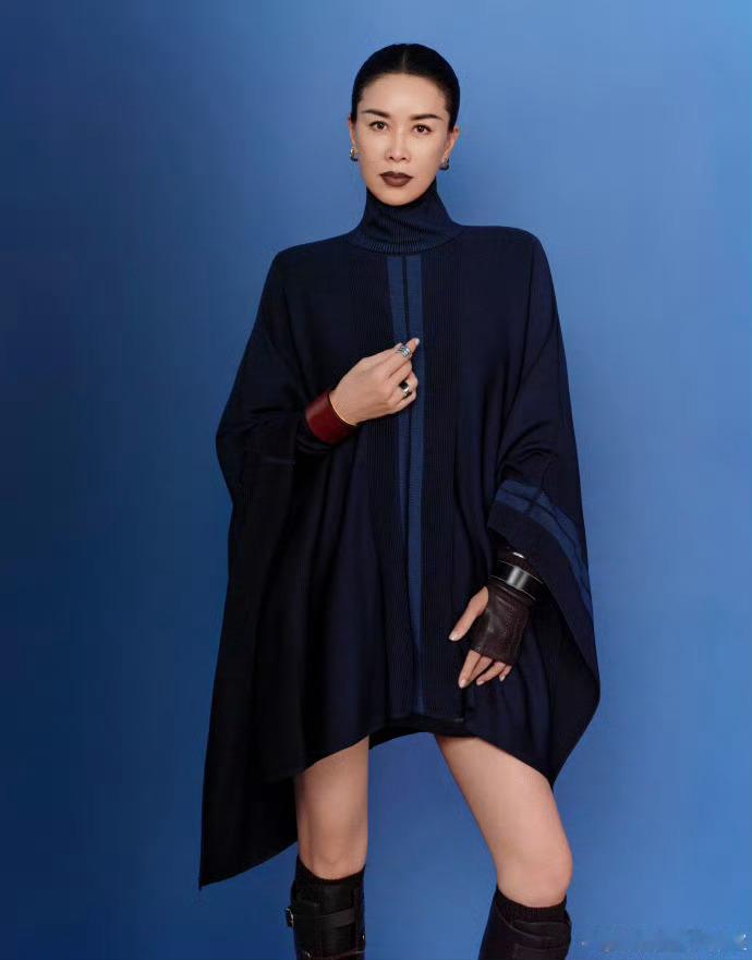 那英拿高音轰蚊子一边嗨唱一边清场蚊子，英子这波属实跨界操作。舞台氛围绝，实用技能