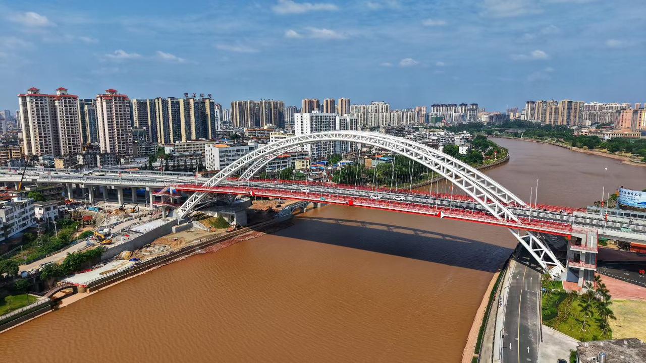 广西平陆运河即将通航，来组平陆运河钦州市一桥美图，与平陆运河上的生态廊桥图。