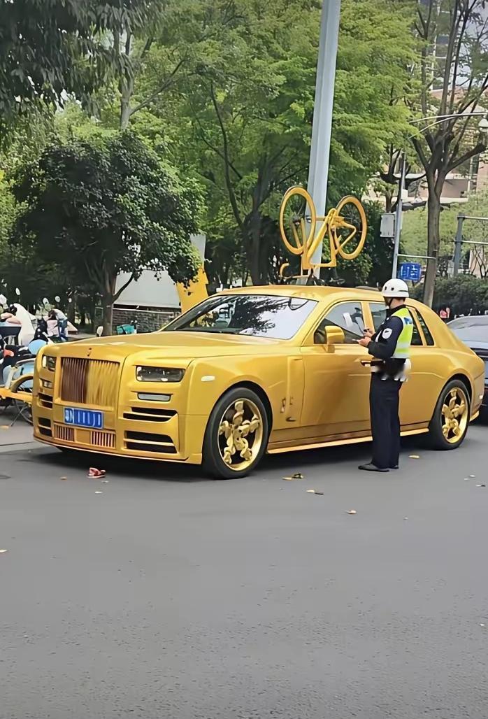 这“纯金”的大劳斯，虽然也知道车主肯定不在乎罚款，但是帽子叔叔的做法还是值得点赞