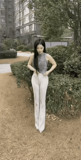 关一个单间一个月，只能带一公斤食物，为啥美女要带金针菇？独自在房间现状 女生宅家