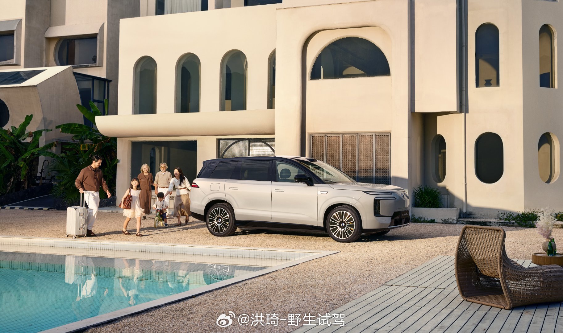 腾势N8L双色半价权益，选配“霜云墨”和“翠华墨”外观半价5000元，大家喜欢这