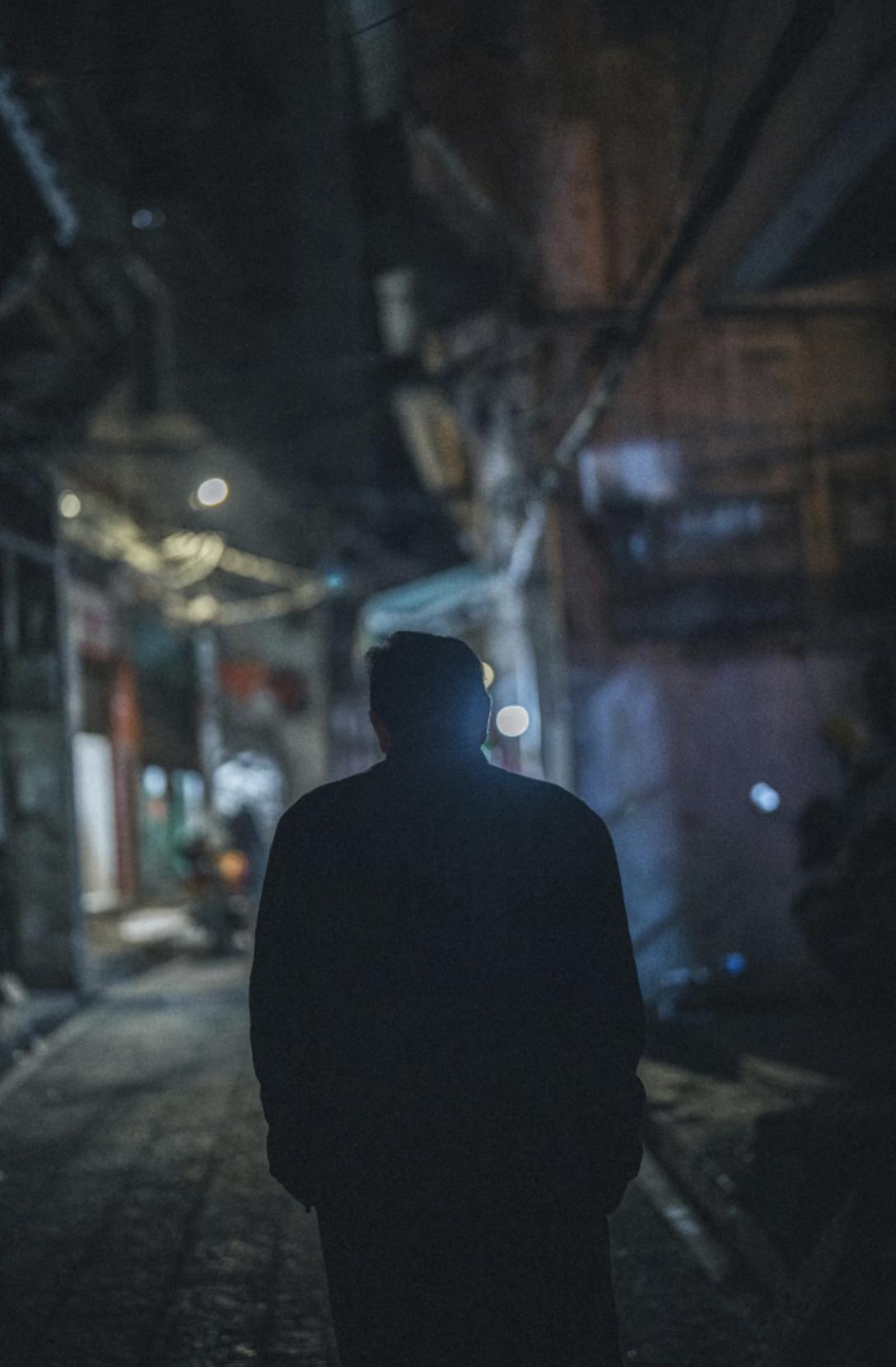 人到了中年，
蕞大的心酸，
是连崩溃都要掐着时间。
 
外人看你风风光光，
家人