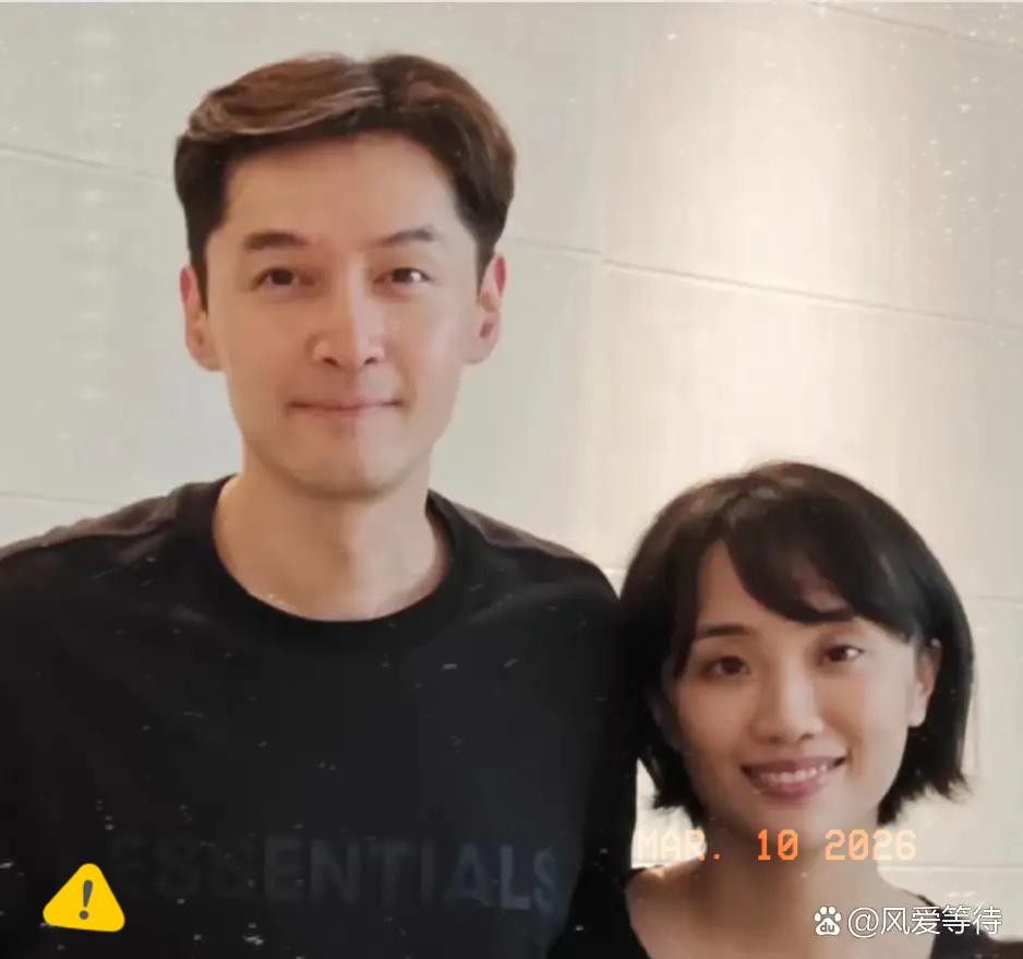 胡歌这事儿闹得沸沸扬扬，
最无辜受牵连的绝对是他老婆黄曦宁！
她从化妆助理一路做