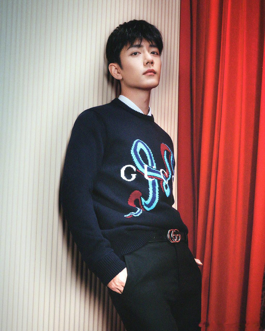 肖战同款毛衣  新年短片中，肖战身着的那件蓝色圆领羊毛针织衫，宛如冬日里的一抹暖