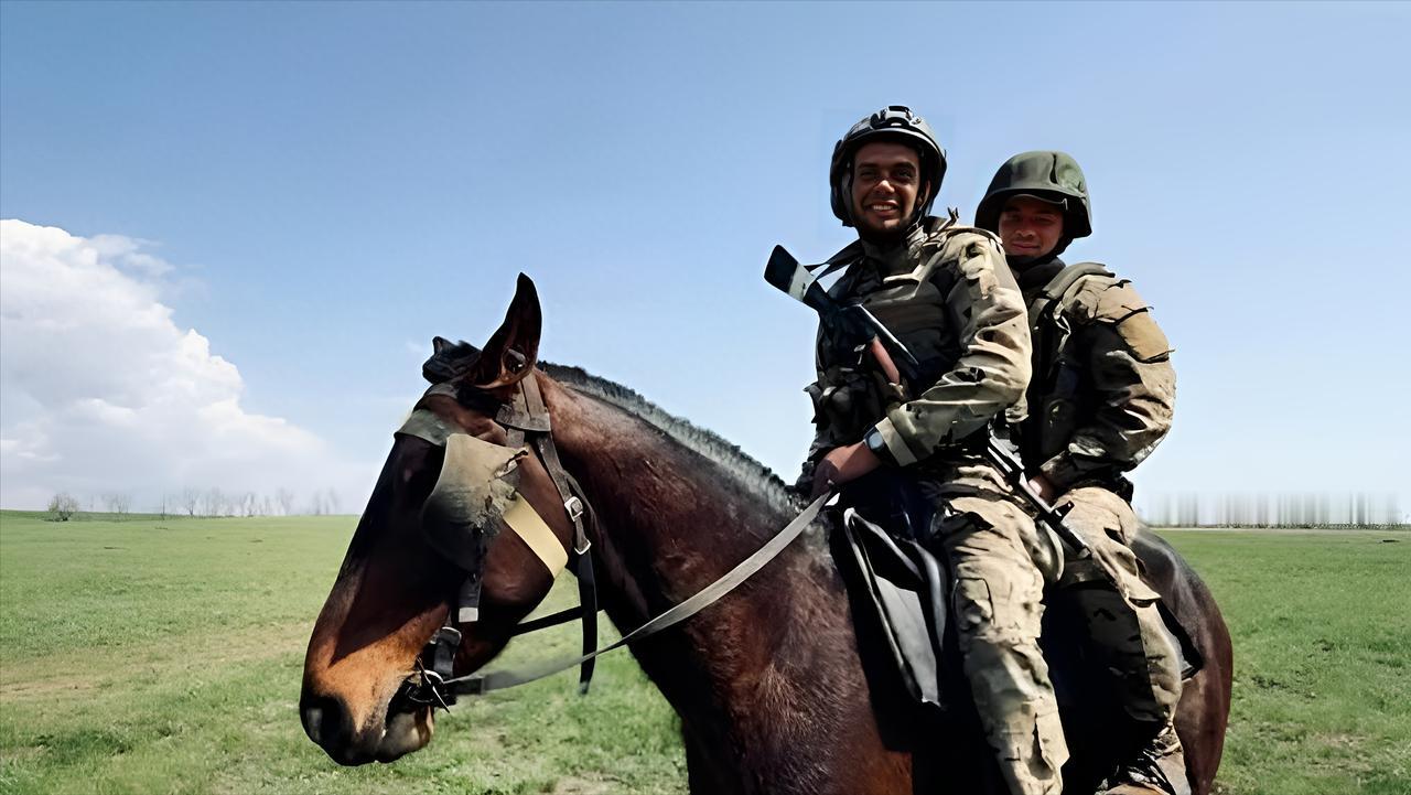 无人机秒杀骑兵！顿巴斯战场上演时空错位大悲剧
 
顿涅茨克荒原上，一匹战马驮着两