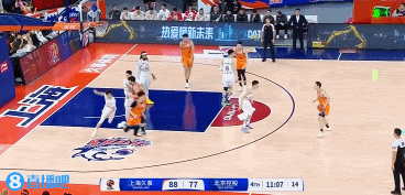 小胖生气了！今晚上海男篮主场对阵北控男篮的末节比赛中，状态火热的洛夫顿在一次进攻