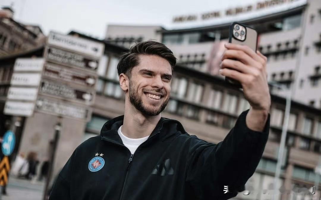 土超安卡拉浩克银行官宣波兰著名主攻斯里夫卡加盟。