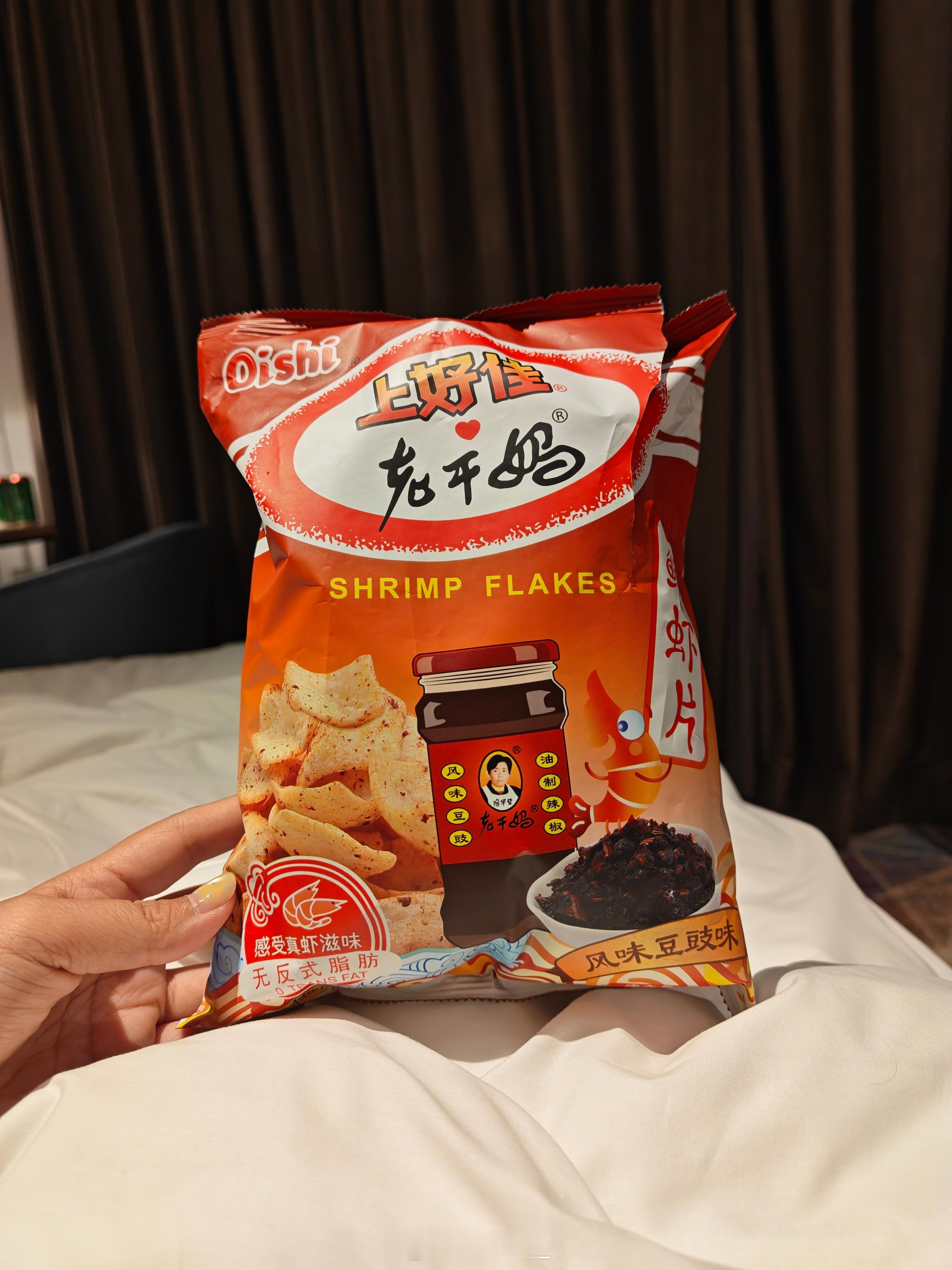深夜宵夜小课堂最喜欢看电视吃点小零食今天试试老干妈风味的虾片感觉还是原味更好吃大