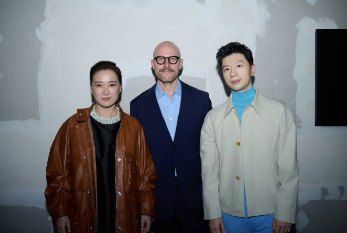 马龙贾玲Prada秀场同框赛场上，马龙是书写历史的“六边形战士”，用热爱与专注定