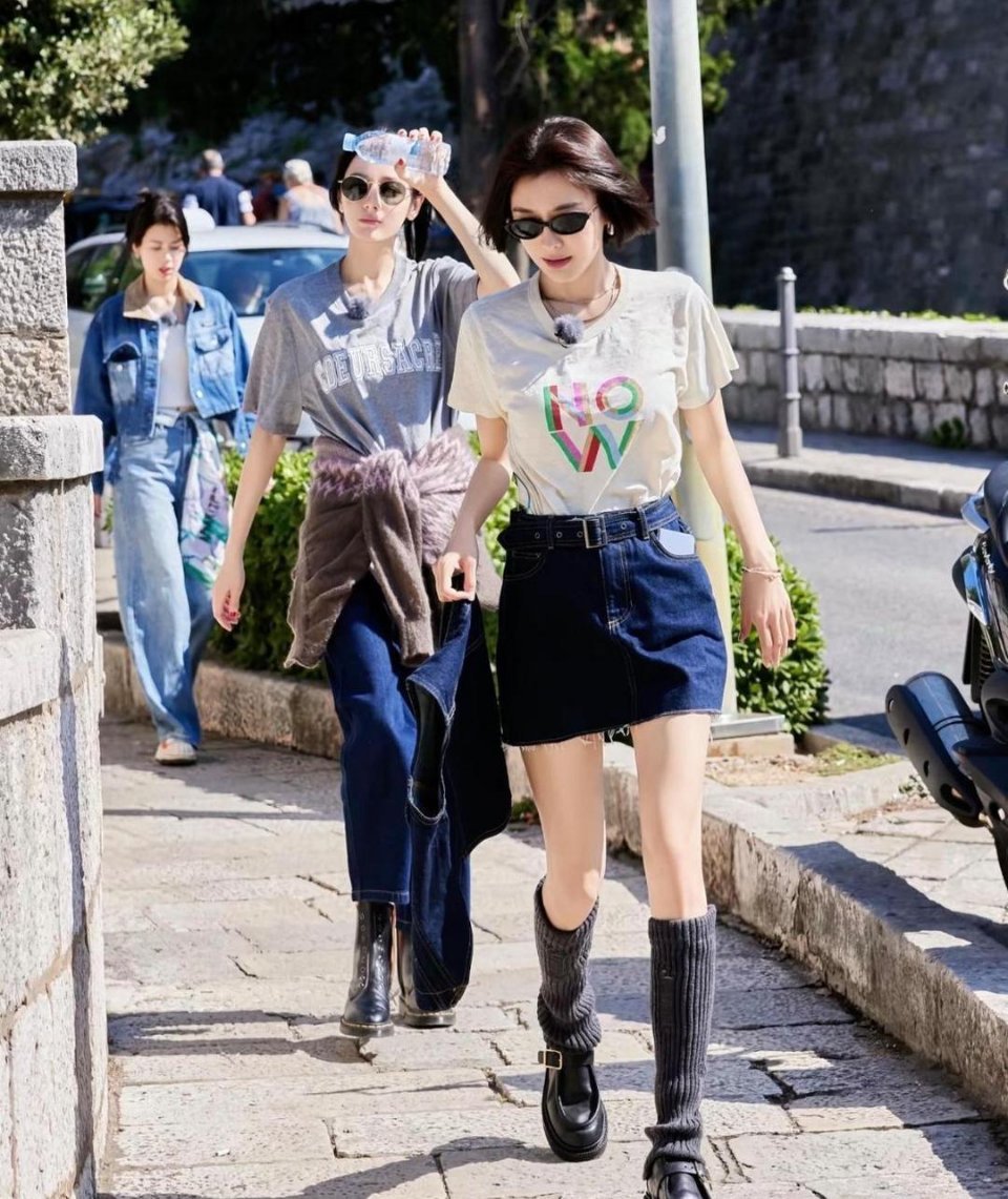 花儿与少年姐姐们的旅行穿搭真的太养眼了，不用追求多华丽，舒服上镜才是王道。​ ​