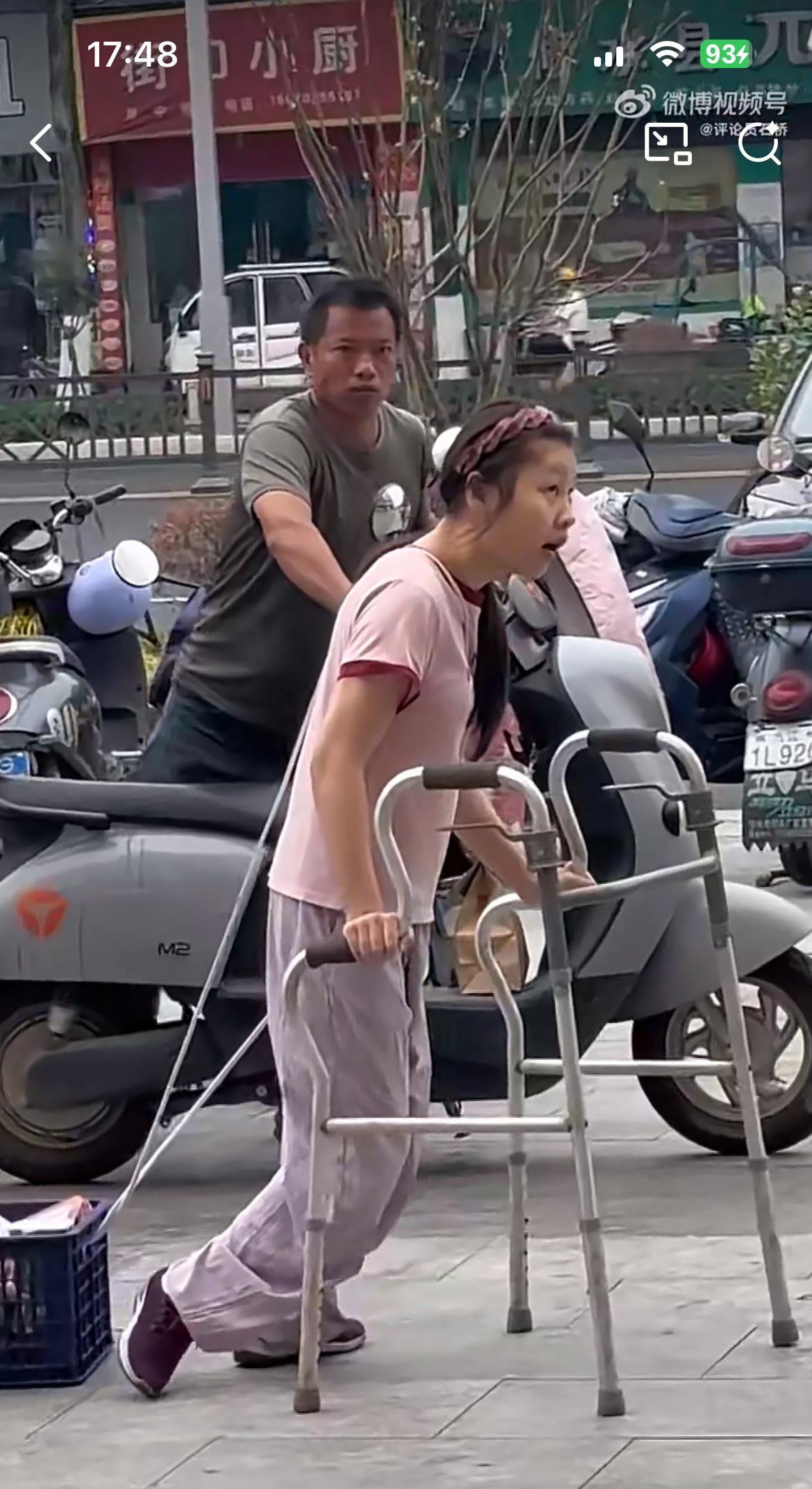 真的太让人心疼又敬佩了。
这个女孩从小就患病瘫痪，还被亲生父母狠心抛弃，小小年纪