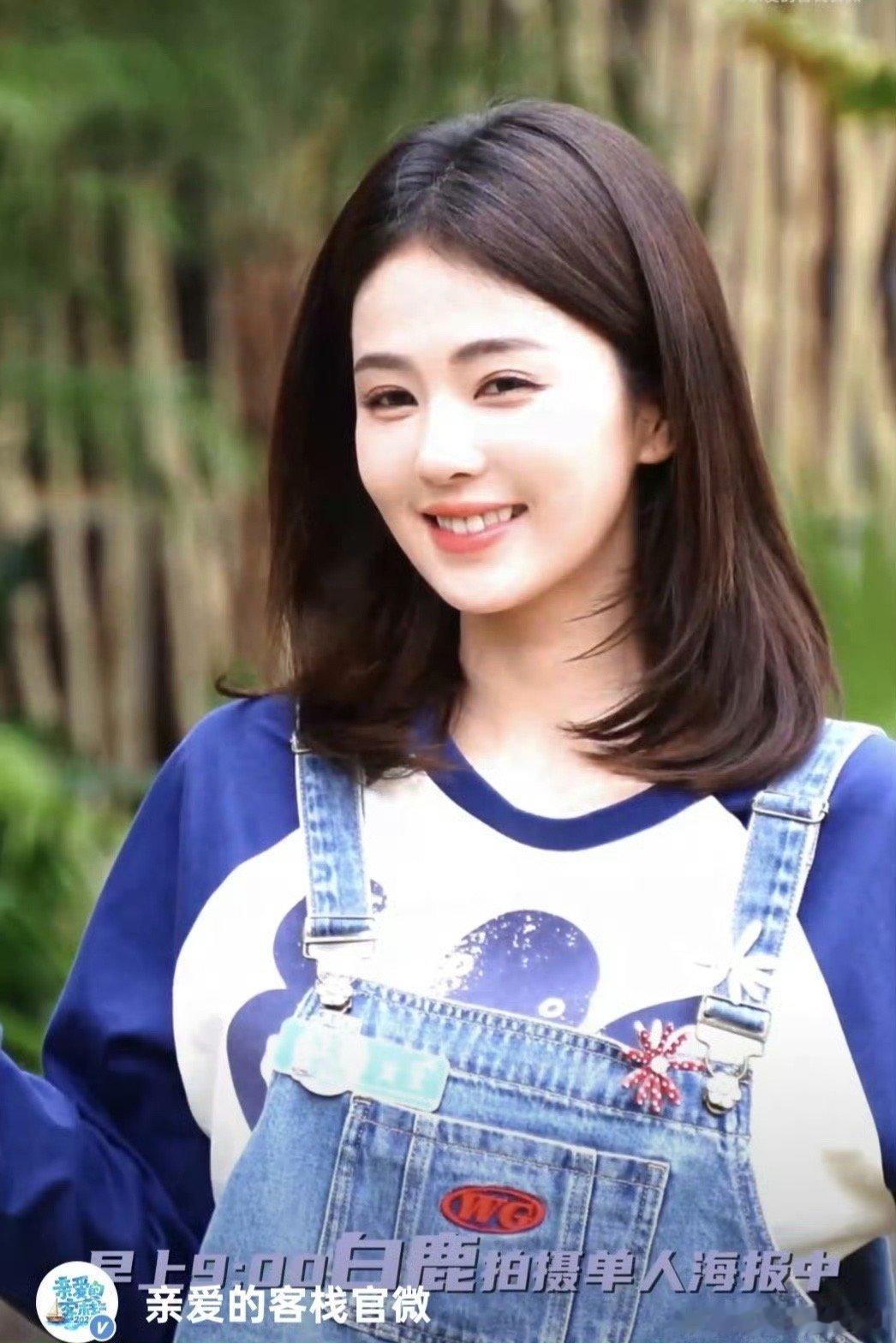 王鹤棣乱入白鹿拍摄现场亲爱的客栈白鹿认真拍海报，王鹤棣突然乱入！猝不及防的同框，