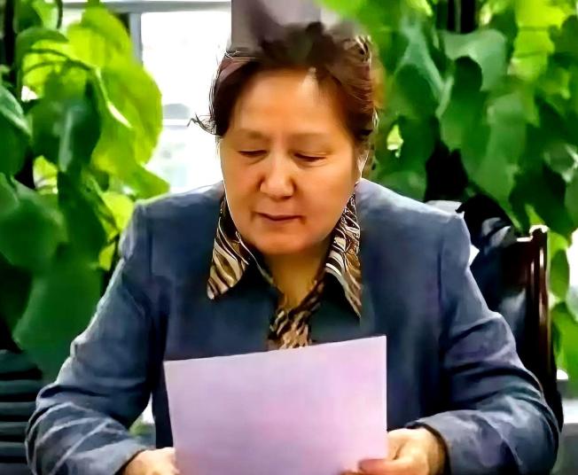 原以为教出了贾浅浅的只是名普通教授，结果一查，这老太太比热搜上的徒弟硬核一百倍！