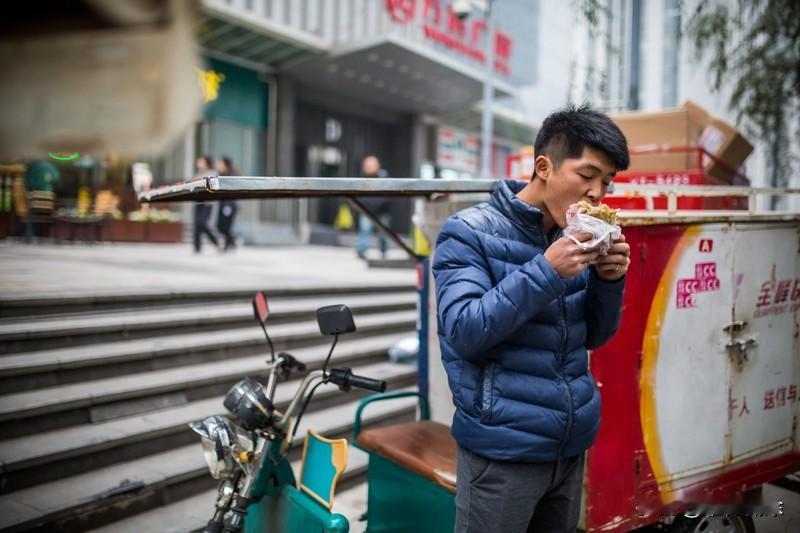 家人们，网上有人求“年年顺顺利利”的下联，这可太有意思了！对联讲究对仗工整、寓意