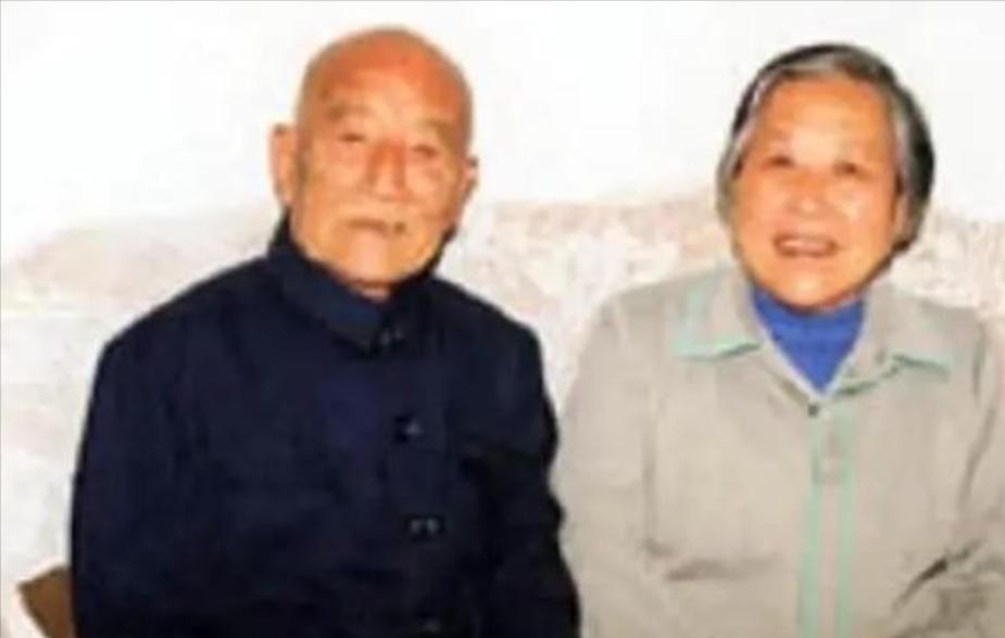 1971年，48岁的农民娶了一个小他10岁且坐过牢的女大学生。新婚夜，农民却被女