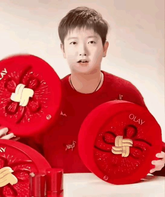 新鲜的莎莎，红彤彤的，太可爱了！
0Iay既懂球迷，又懂中国传统文化。随着202