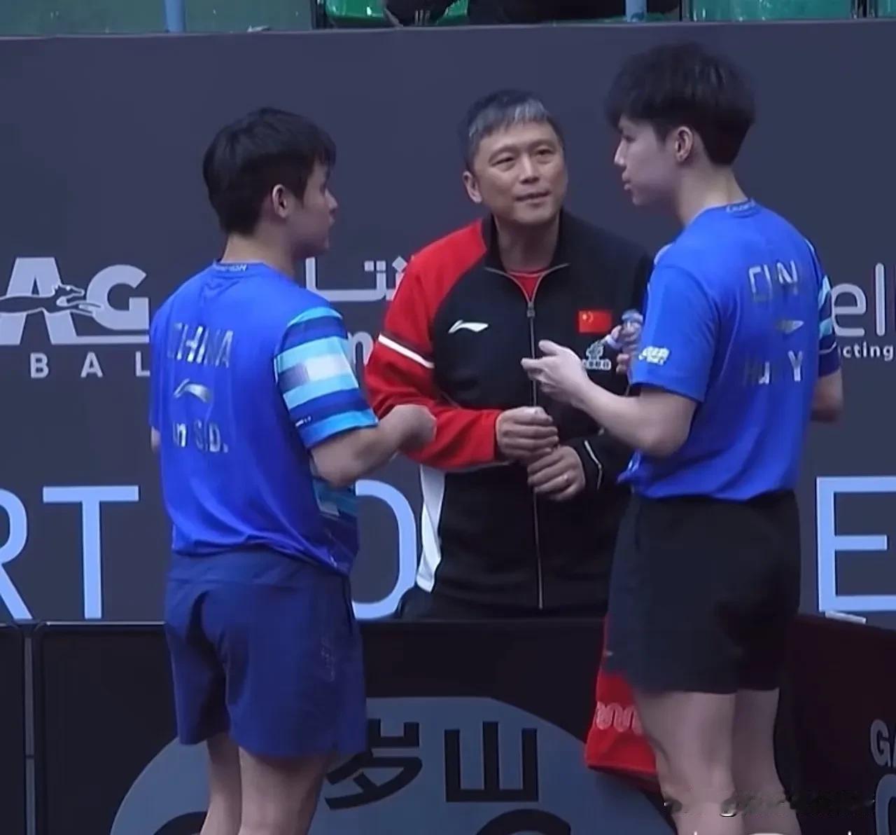 志强教练“慈父式指导”火了！林诗栋黄友政轻松夺冠背后的温暖细节。

在男双决赛的