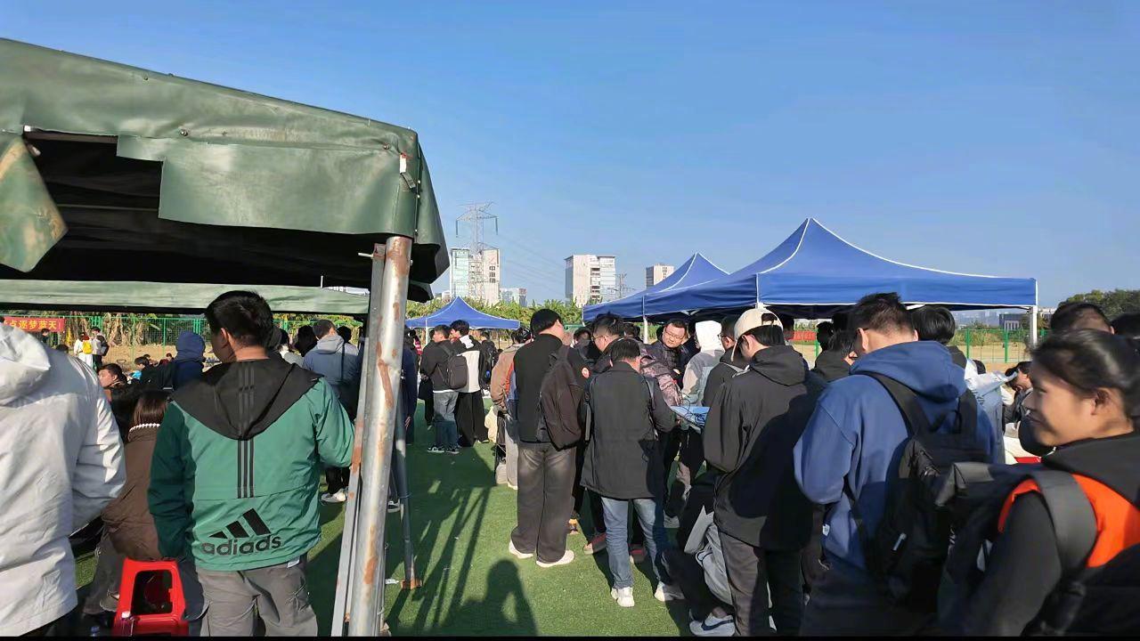 #无人机执照成行业必备入场券#【无人机执照考证热 深圳一考点开年首场考试超160