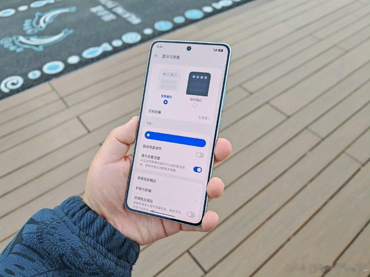 我的建议是，你们到手真我Neo7之后，在设置里面把增大亮度范围打开，这种亮度才是