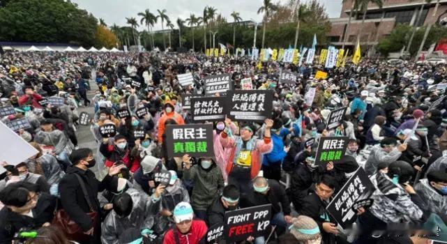 白营超15万人今天集结抗议赖清德，反对绿色威权，反对赖清德试图独裁专制，柯文哲妻