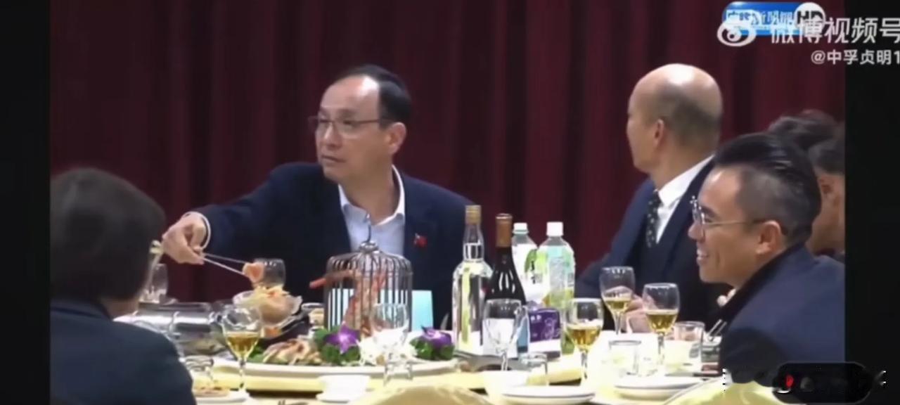国民党的尾牙宴，朱立伦主动为左右两边韩国瑜、吴伯雄夹菜，而台上还有真人卡拉OK，