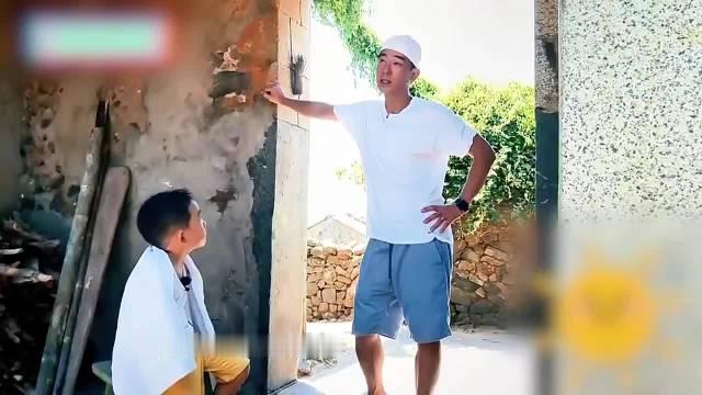 一向以硬汉形象示人的陈小春，竟在节目中看到一间破旧老屋时情绪失控，当场掩面痛哭。原来这勾起了他最痛苦