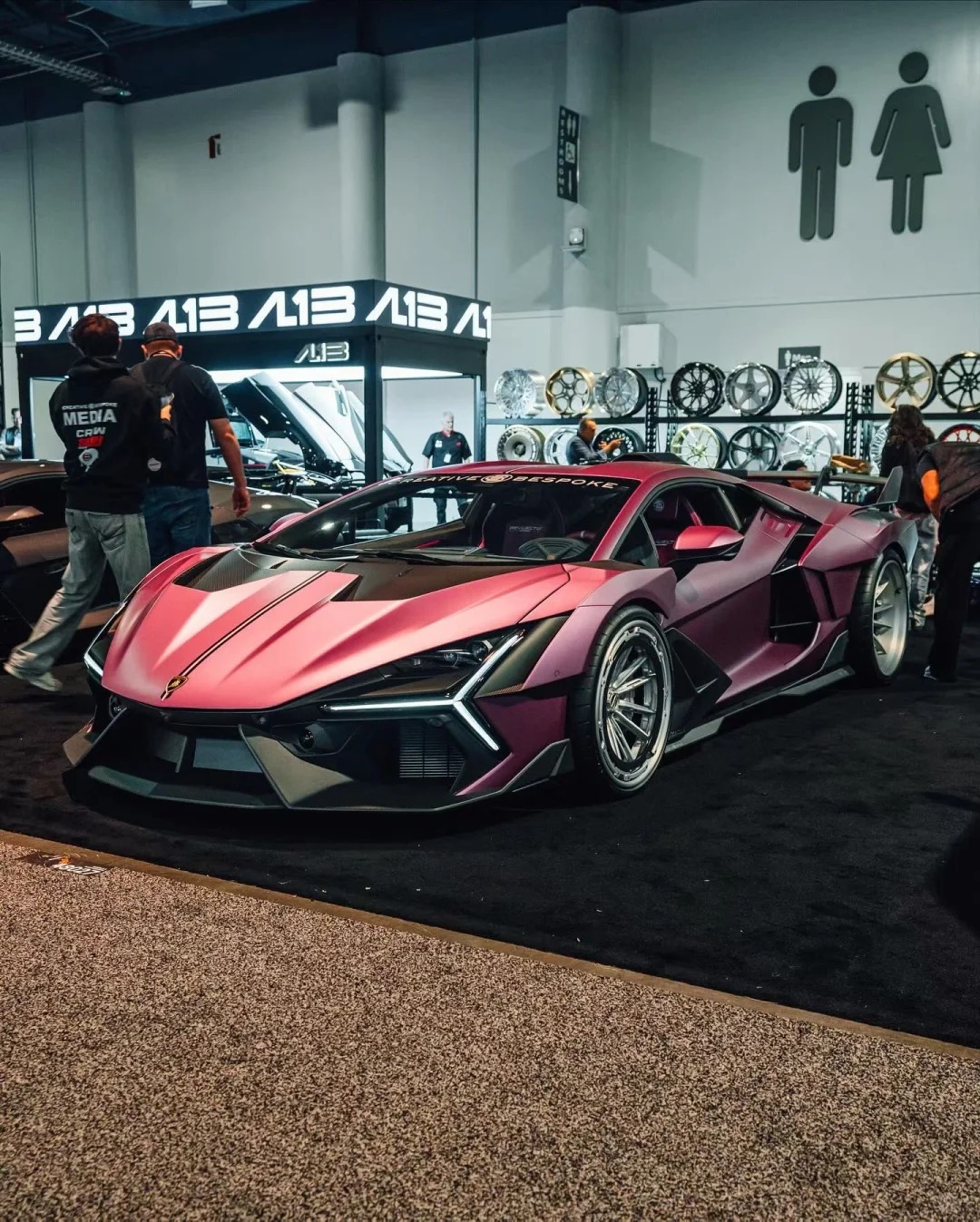 Lamborghini Revuelto，这个赛博朋克感有点不像真的车的新衣