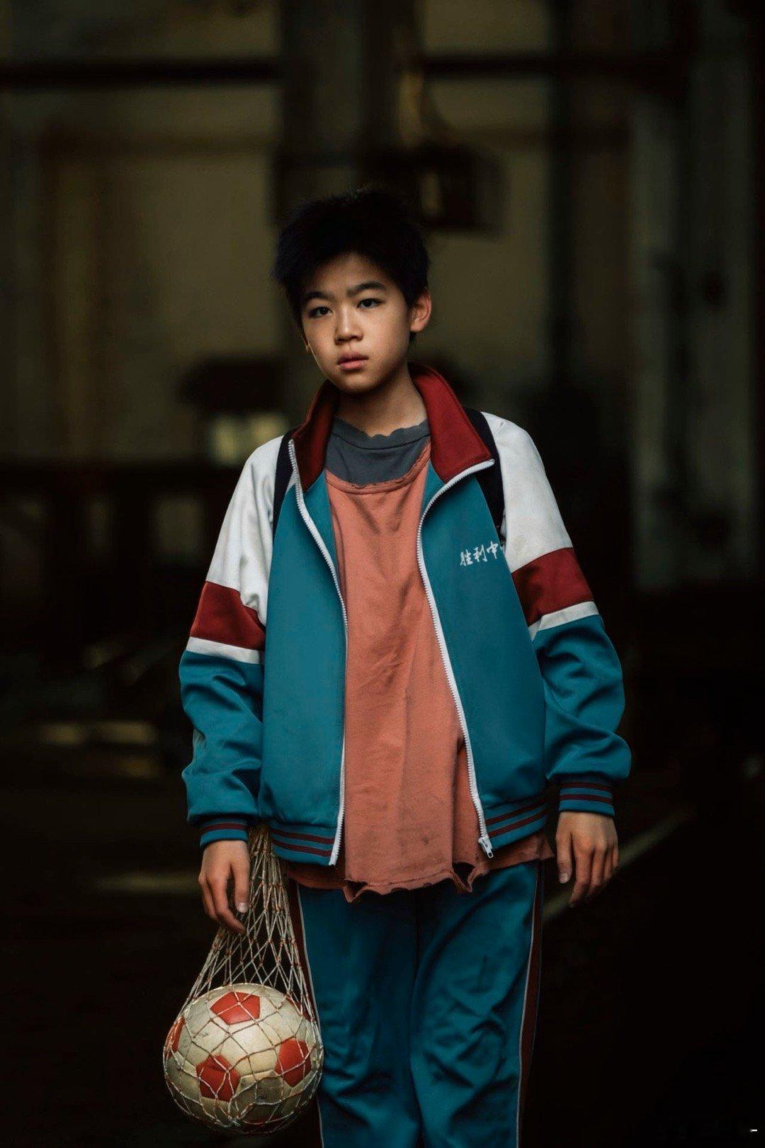 韩昊霖的安德烈像我弄丢的朋友 韩昊霖的表演让虚构的安德烈拥有了真实的呼吸。他的眼