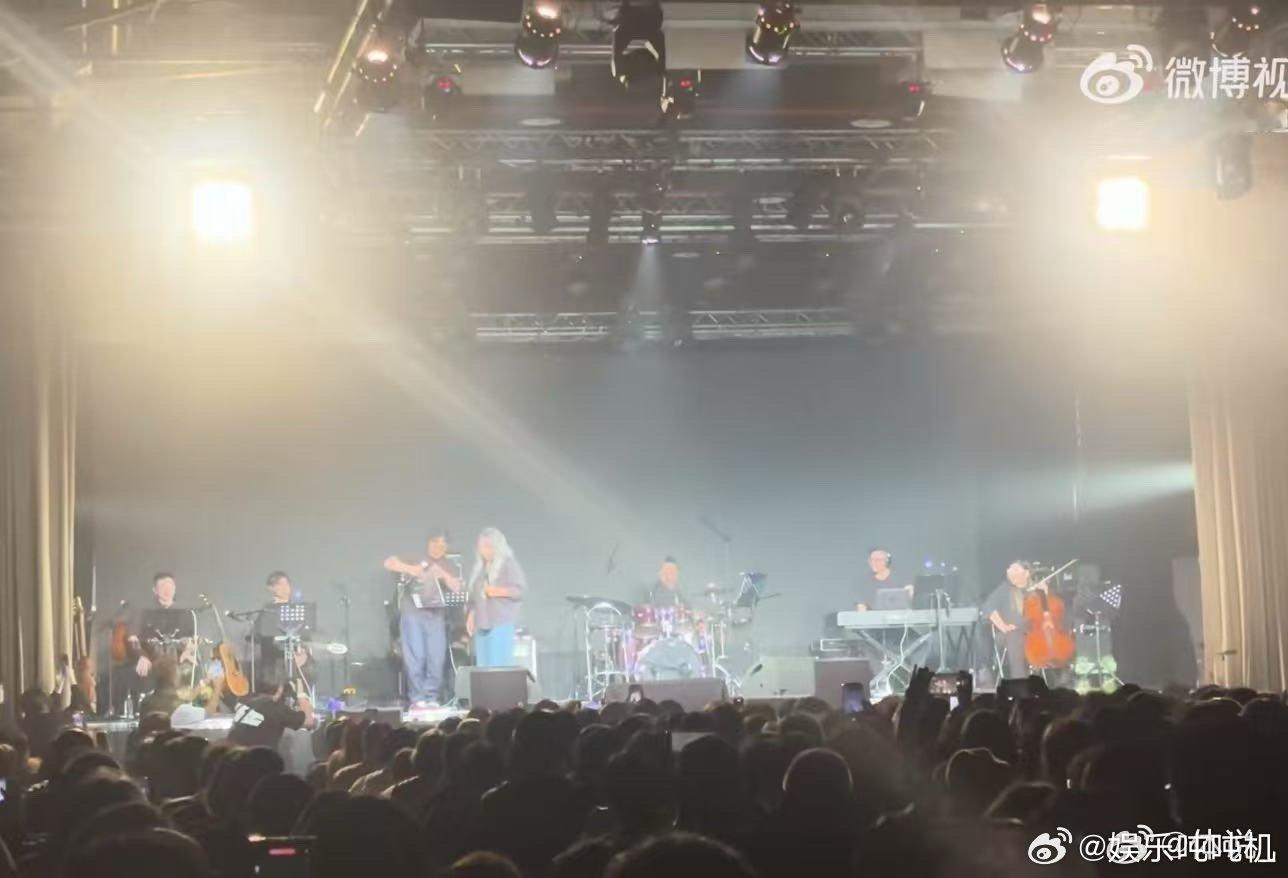 陈奕迅成功追星陈小霞 笑不活了！陈奕迅见到陈小霞秒变乖小宝，又是递水又是弯腰，追