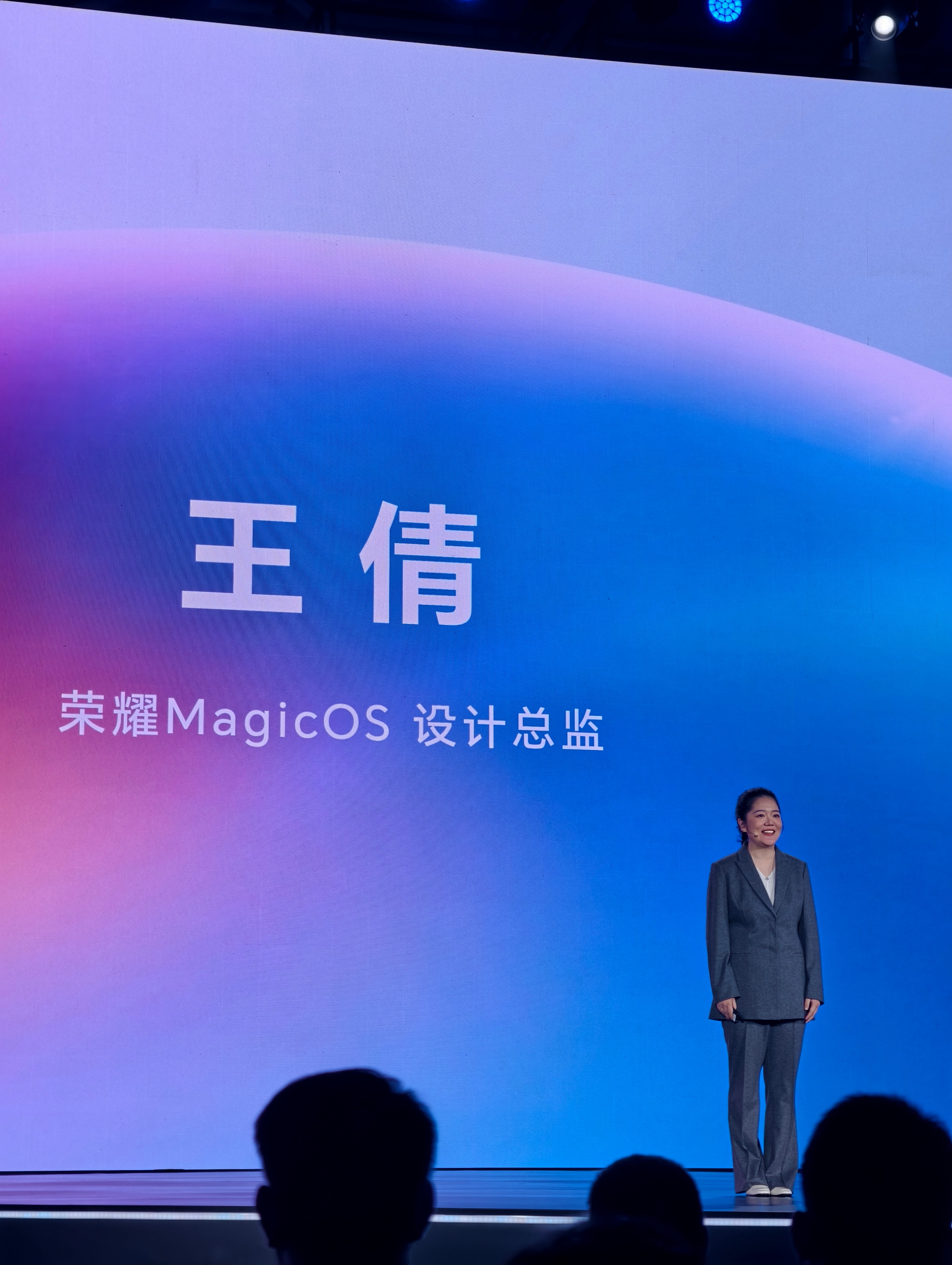 荣耀全球开发者大会2025荣耀Magic OS10也变通透了，还在现场和苹果比了