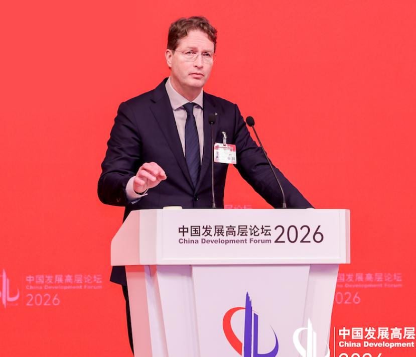 奔驰S级本土化AI对决新势力，能打不？
奔驰S级这豪华老大哥，最近整了个大事儿，