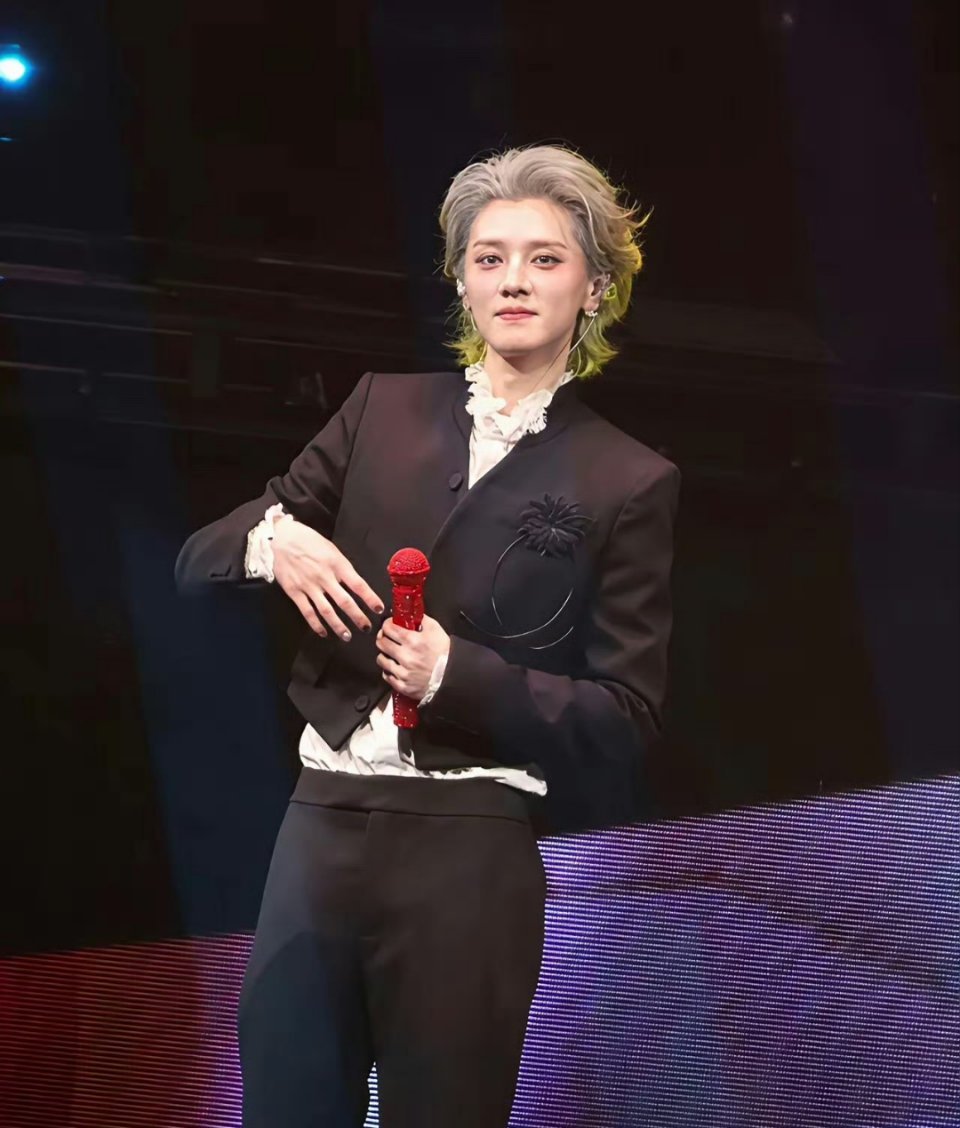 谁懂鹿晗演唱会的含金量？​不是顶流放弃了鹿晗，而是鹿晗放弃了顶流。35岁男歌手全
