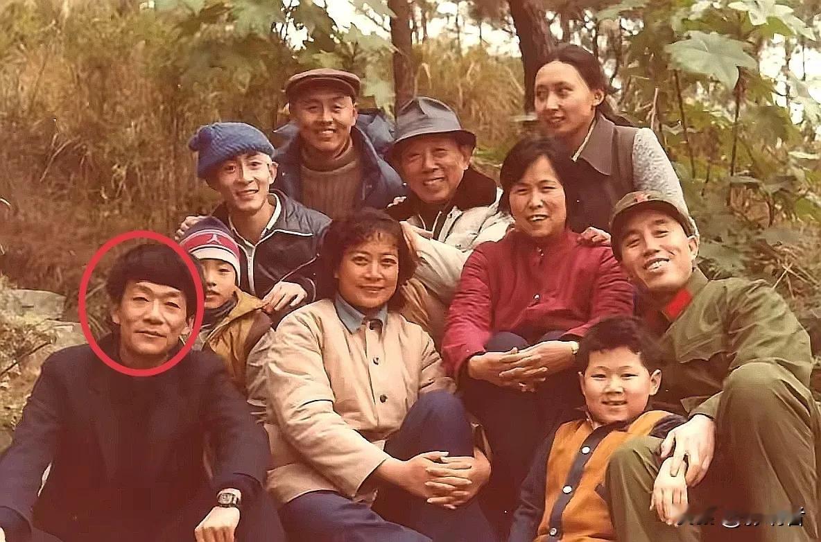 《西游记》演职人员合影里，竟然会有他，他当时扮演了什么角色？
#西游记# #演员