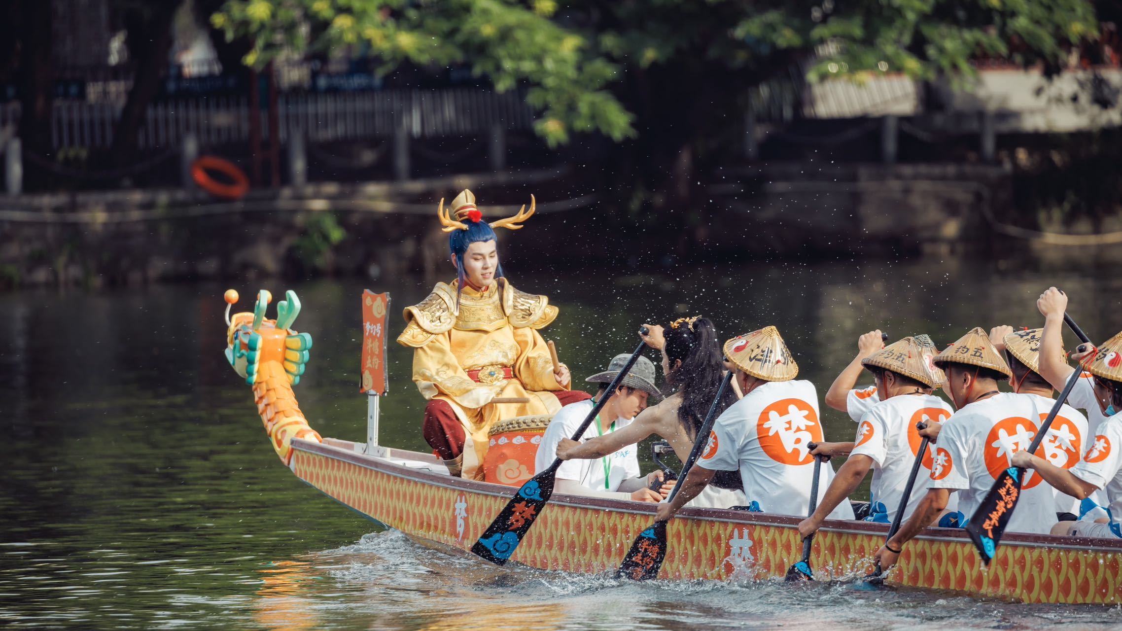 #00后coser跟广州房东赛龙舟#近日没想到广州荔湾一群00后cosor居然挑